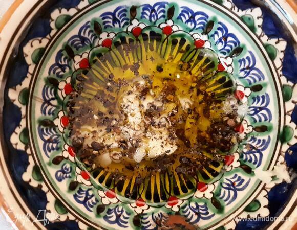 Раздавите чеснок, смешайте с оливковым маслом, солью и черным перцем.