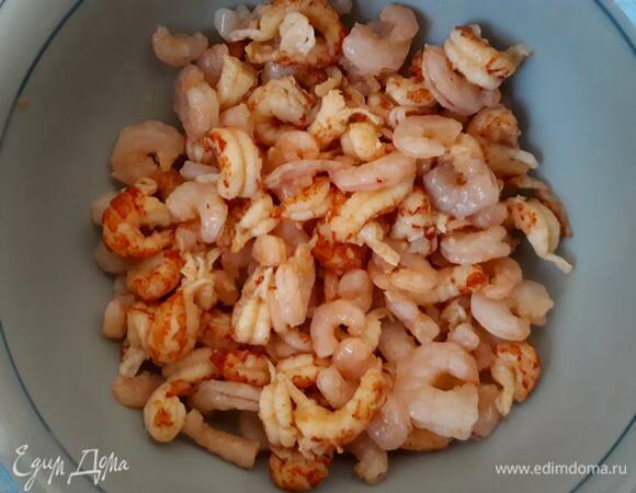 Нарежьте 100 г креветок на кусочки. Я взяла 100 г мелких креветок, чтобы не возиться. Добавьте сок половины лимона, перемешайте и оставьте мариноваться до востребования.