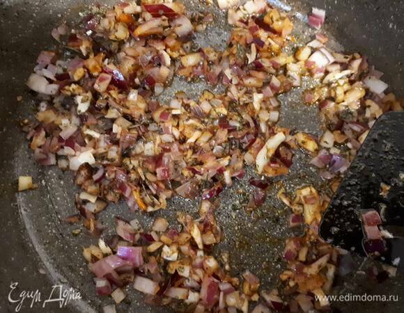 Затем добавьте специи и прожарьте еще пару минут.