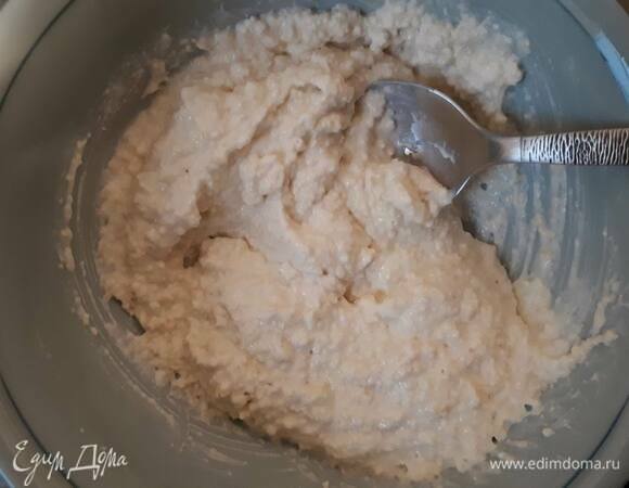 Панировочные сухари смешайте со сметаной.