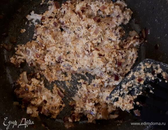 Добавьте сметану с сухарями к луку, перемешайте и прогрейте пару минут на медленном огне.