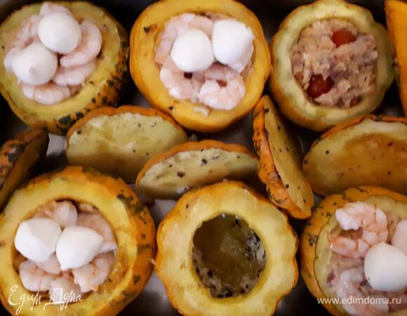 Выложите начинку в тыквы, положите в каждую тыкву по 2 помидора черри. Сверху уложите крупные креветки и мини-моцареллу.