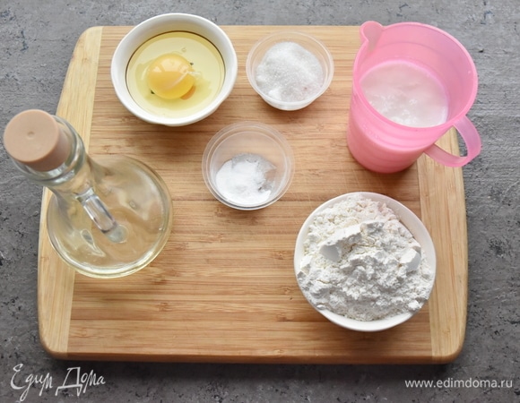 Готовлю продукты. Муку смешиваю с разрыхлителем и просеиваю через сито.
