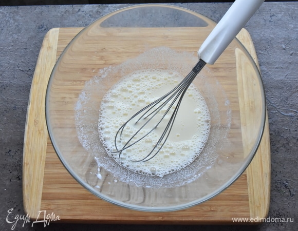 Кефир подогреваю в микроволновой печи 30 секунд. Добавляю яйцо, сахар, растительное масло, соль и перемешиваю компоненты венчиком.