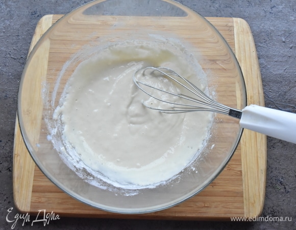 Замешиваю однородное тесто. Густота теста средняя, чтобы мини-оладьи держали форму и не растекались.