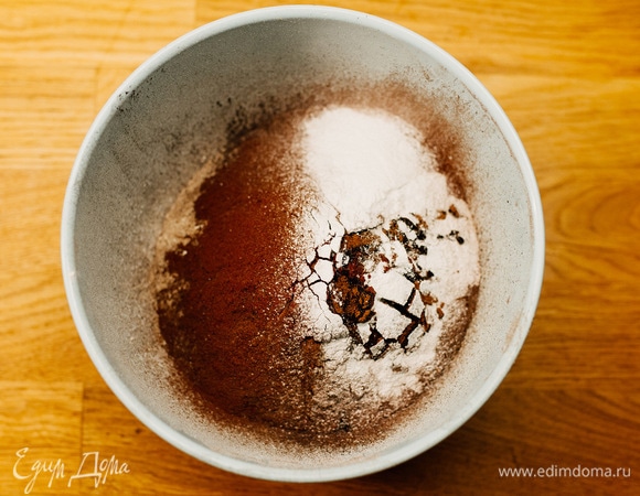 Просеянную муку смешать с какао-порошком и разрыхлителем.