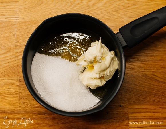 В кастрюле соединить сливочное масло, мед, сахар и поставить на водяную баню.