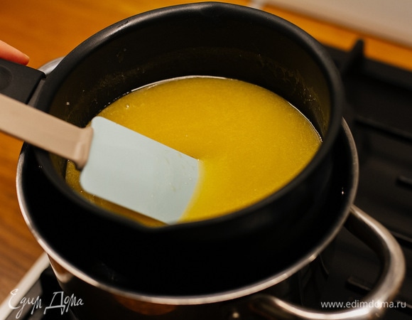 К растопленной смеси добавить взбитые венчиком яйца и размешать.