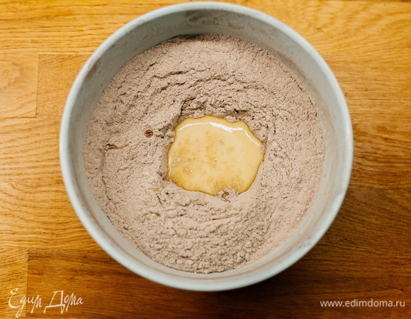 Смесь влить в муку, смешанную с какао, и замесить тесто. Оно будет липким, но по мере остывания станет более плотной консистенции.