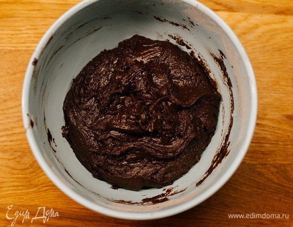 Оставить тесто на 15 минут при комнатной температуре.