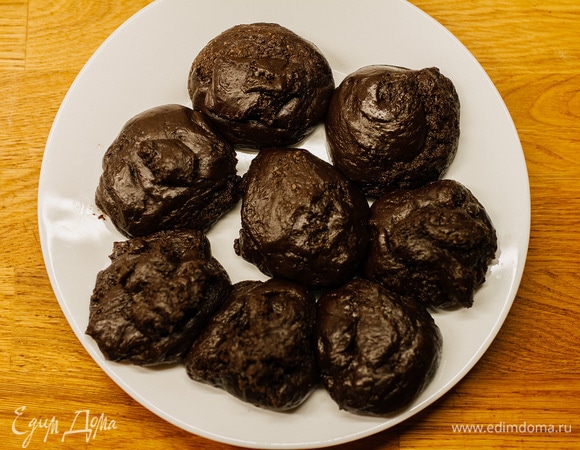 Разделить тесто на 8 частей и поставить в холодильник на полчаса, прикрыв пленкой.