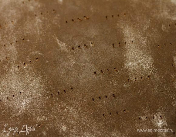 Перенести на бумагу для выпечки и наколоть вилкой.