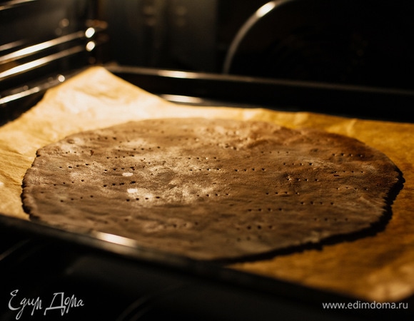 Выпекать в разогретой до 180°C духовке в течение 5–8 минут.