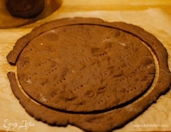 Горячий корж сразу обрезать по шаблону (у меня кольцо диаметром 20 см) и остудить. Таким образом испечь все остальные коржи. Обрезки от коржей понадобятся для крошки.