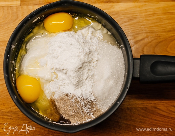 Сметану соединить с сахаром, ванильным сахаром, яйцами, крахмалом и поставить на водяную баню.