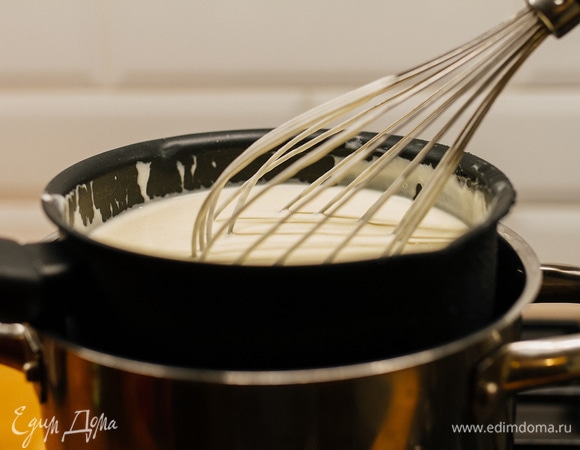 Помешивая, проварить смесь до загустения (около 15 минут). Переложить крем в миску и полностью остудить.