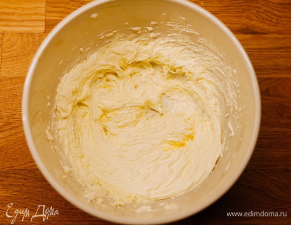 Взбить мягкое сливочное масло в течение 5–7 минут, пока оно не станет светлым и воздушным.