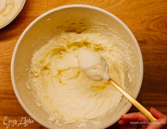 Постепенно добавить к маслу сметанный крем, тщательно взбивая.