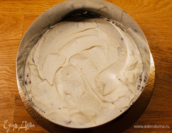 Торт собирать в кольце. Положить на дно корж, на него выложить слой крема. Повторить то же самое со всеми коржами.