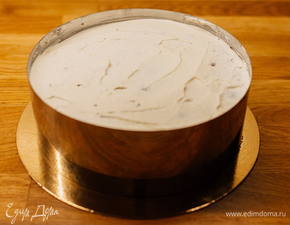 Верх смазать кремом. Накрыть пленкой и убрать в холодильник на 8–10 часов. Затем дать постоять при комнатной температуре, снять кольцо и обсыпать верх и бока торта крошкой.