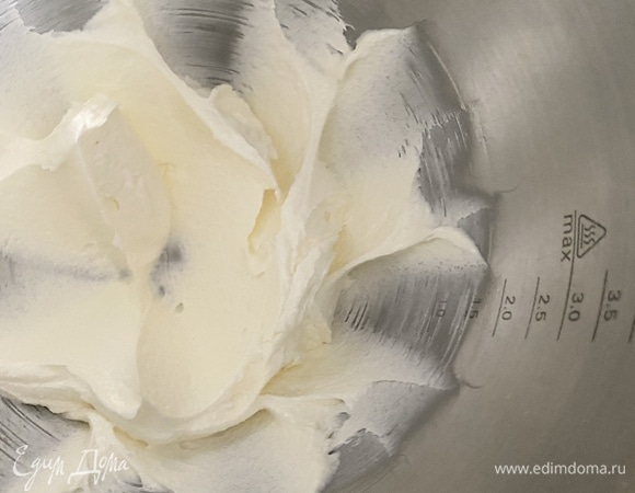 Масло взбить с сахаром до пышности. Не переставая взбивать, добавить яйца по одному.