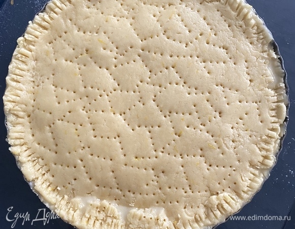 Переложить тесто в форму, прижать края. Вылить начинку, накрыть оставшимся тестом (также раскатать в круг по размеру формы). Защипнуть края, по всей поверхности сделать проколы вилкой.