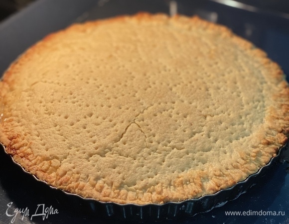 Выпекать в заранее разогретой до 180°C духовке до румяной корочки (примерно 35–40 минут). По готовности достать из духовки, остудить в форме до комнатной температуры и только потом доставать. При подаче посыпать сахарной пудрой. Приятного чаепития!