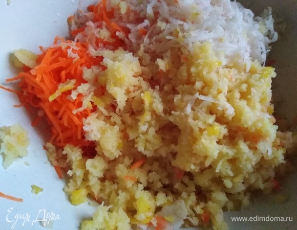 Морковь и редьку почистить. Натереть все ингредиенты на терке.