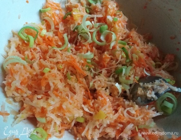 Посолить. По желанию можно добавить зелень, зеленый лук или лук-порей. Заправить маслом. Перемешать.