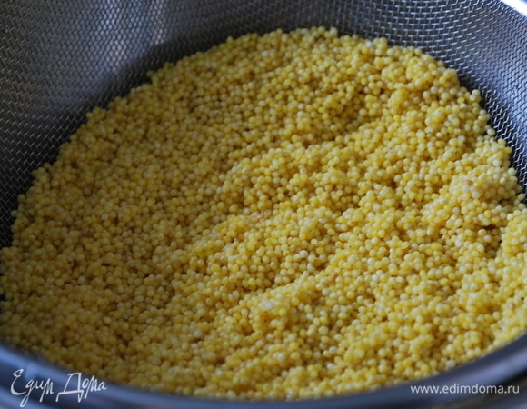 Пшено насыпьте в сито и промойте холодной водой.