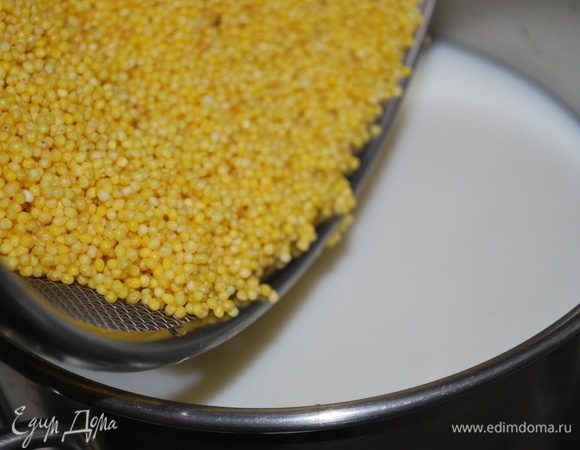 В кастрюлю налейте молоко и воду, добавьте пшено. Доведите до кипения.