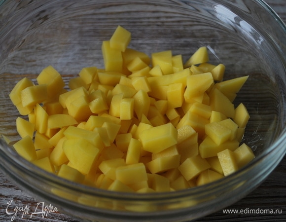 Картофель очистите и мелко нарежьте, добавьте в кастрюлю к пшену.