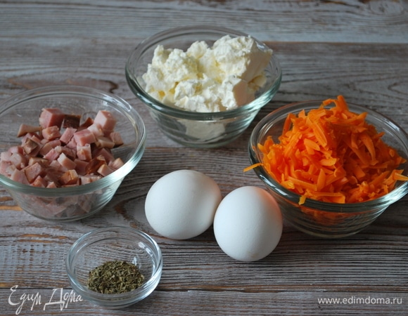 Подготовьте продукты для запеканки. Бекон нарежьте на мелкие кубики, сыр натрите на крупной терке (возьмите для запеканки пряный сыр с ярко выраженным вкусом, я использовала сыр мимолет).