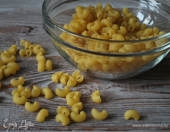 Макароны твердых сортов пшеницы отварите в большом количестве воды до состояния альденте, посолите по вкусу. Готовые макароны откиньте на дуршлаг, чтобы стекла вода.