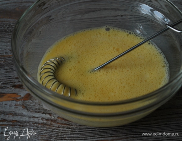 В миске венчиком взбейте яйца с молоком, посолите по вкусу.