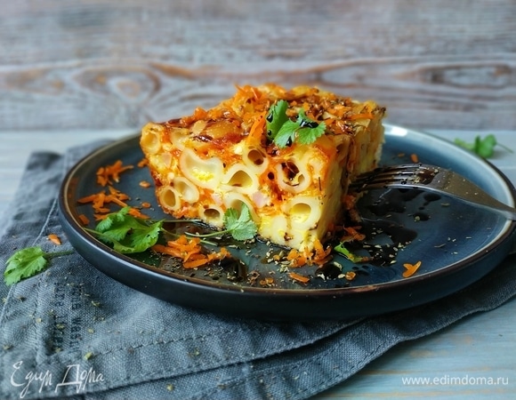 Запеканку посыпьте сыром и свежей зеленью, полейте вашим любимым соусом, подавайте к столу. Приятного аппетита.