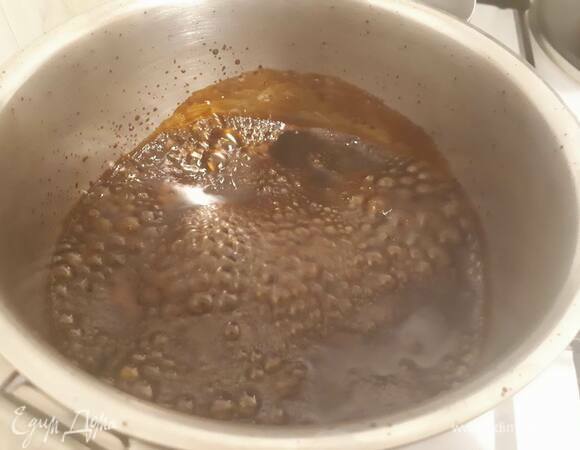 Смешайте соевый соус и мирин с сахаром, доведите до кипения и проварите 2 минуты.