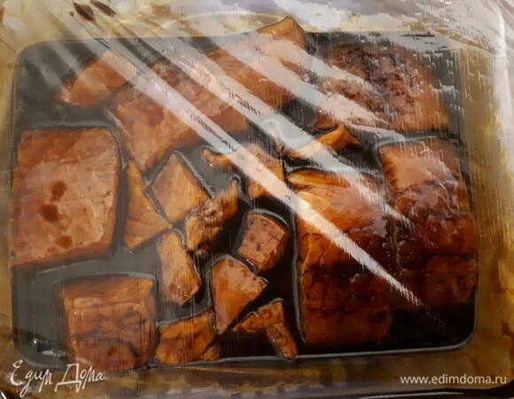 Залейте рыбу кипящим соусом, накройте пленкой и оставьте мариноваться на 2 часа.