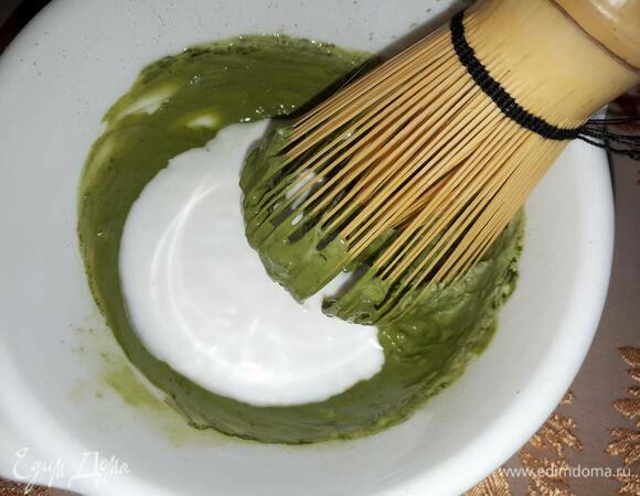 Взбейте матчу со сливками. Сливки лучше добавлять по чуть-чуть.