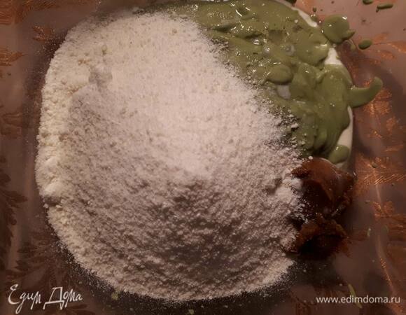 Смешайте все ингредиенты и замесите тесто. Разделите его на шарики.