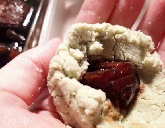 Сделайте углубление в центре каждого шарика, положите туда кусочек лосося и закрепите края.