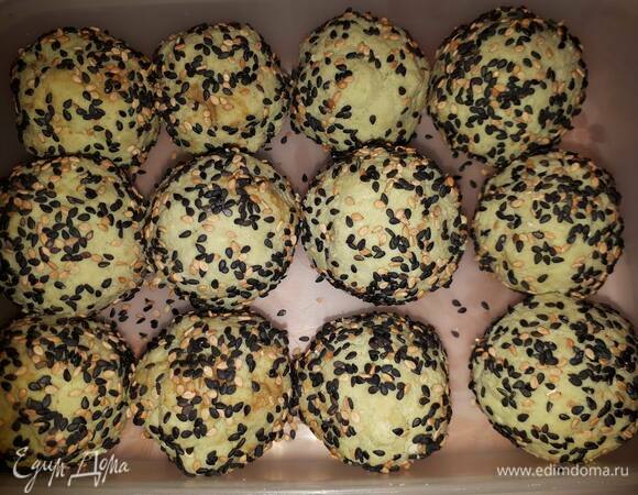 Обваляйте в кунжуте и поставьте в холодильник на полчаса.