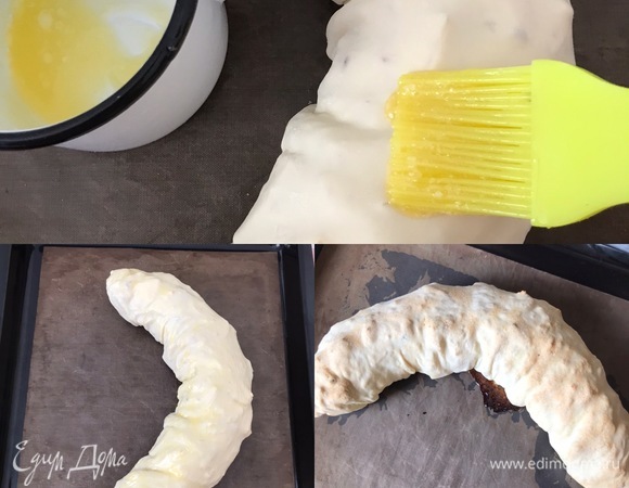 Очень аккуратно переносим рулет на противень и смазываем оставшимся маслом.