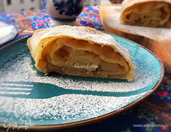 Готовый штрудель достать из духовки, накрыть полотенцем и дать остыть.