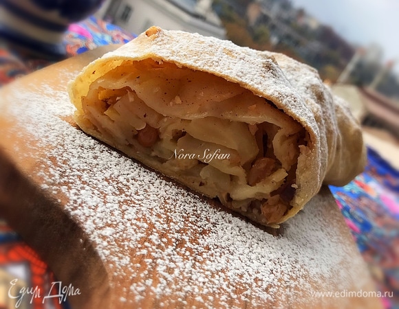 Посмотрите, какой он идеальный! Тоненькое нежное тесто и много вкусной ароматной начинки.