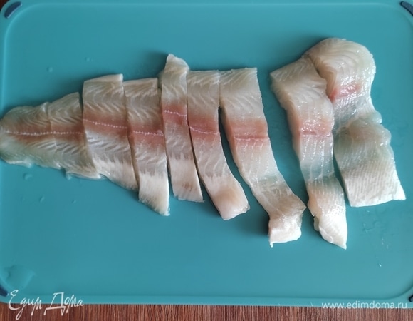 В этой запеканке можно использовать пангасиус или треску. Тушку разморозить, промыть, нарезать на кусочки.