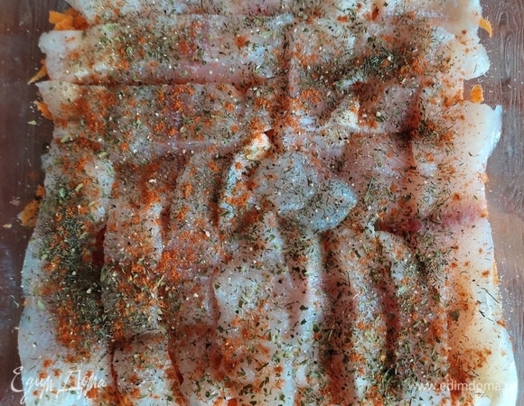 Сверху уложить кусочки рыбы, посолить и посыпать любимыми специями. Можно использовать готовые приправы для рыбы.