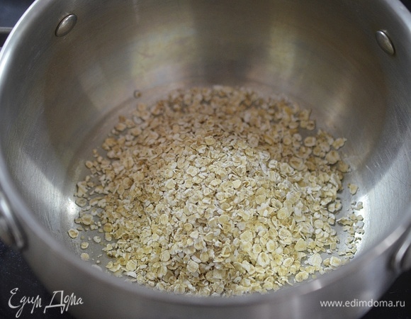 В сотейник добавьте овсяные хлопья.