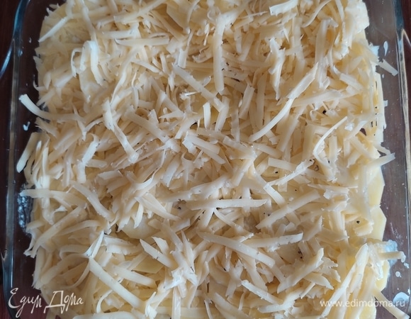 Сыр натереть на крупной терке и посыпать запеканку. Накрыть фольгой и поставить в разогретую до 160°C духовку примерно на 40 мин, после чего фольгу снять, увеличить температуру нагрева и готовить запеканку еще минут 15. По времени приготовления ориентируйтесь по своей духовке, у меня духовка газовая.