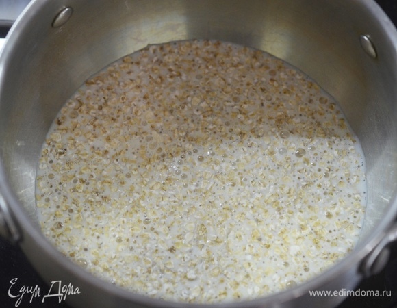 Добавьте молоко.